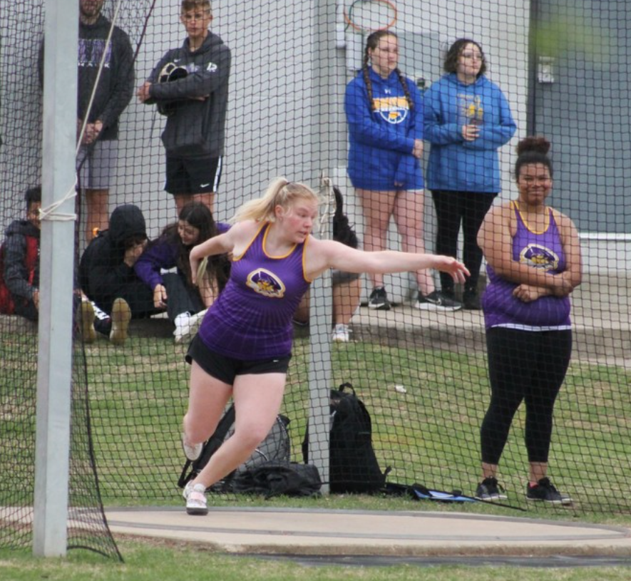Jaci Shelton throwing discus